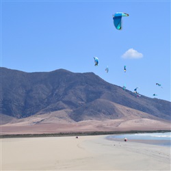 De beste plekken om te kitesurfen met uitzicht op de bergen op Fuerteventura: voor een unieke ervaring