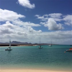 De beste plekken om te zeilen met catamarans op Fuerteventura: een ontspannen dag op zee