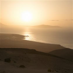 Ontdek de adembenemende zonsopgangen op Fuerteventura: vanaf een bergtop of het strand